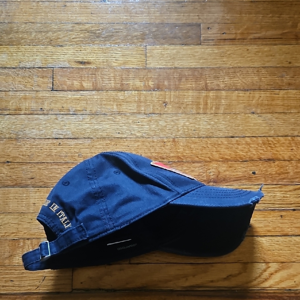 Dsquared2 Black Cap With Red Patch - image 2